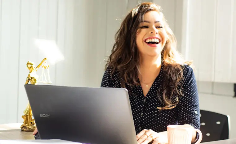 Photographie-d'entreprise-Femme-souriante-dans-son-bureau