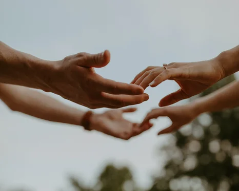 Cliché-de-mariage-Mariés-se-tenant-les-mains-avec-effet-de-sfumato