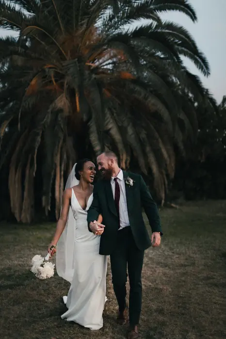 Cliché-de-mariage-Mariés-heureux-se-regardant-sous-un-palmier