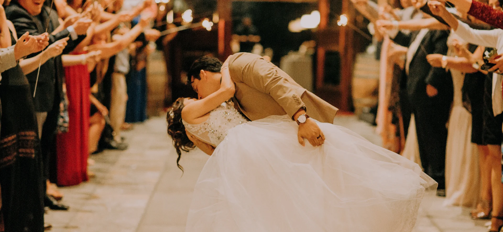 Photographie-de-mariage-Marié-renverse-et-embrasse-la-mariée